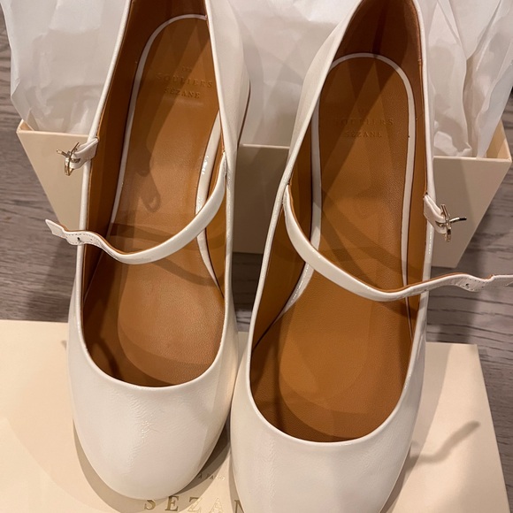Sezane Angelique Mary JanesColor : White lacquer